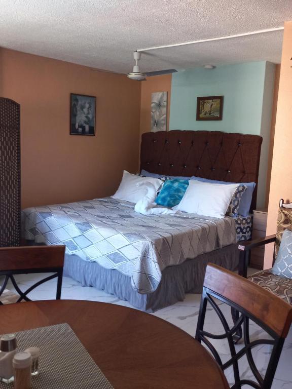 1 dormitorio con 1 cama grande en una habitación en Towers by the Beach en Ocho Rios
