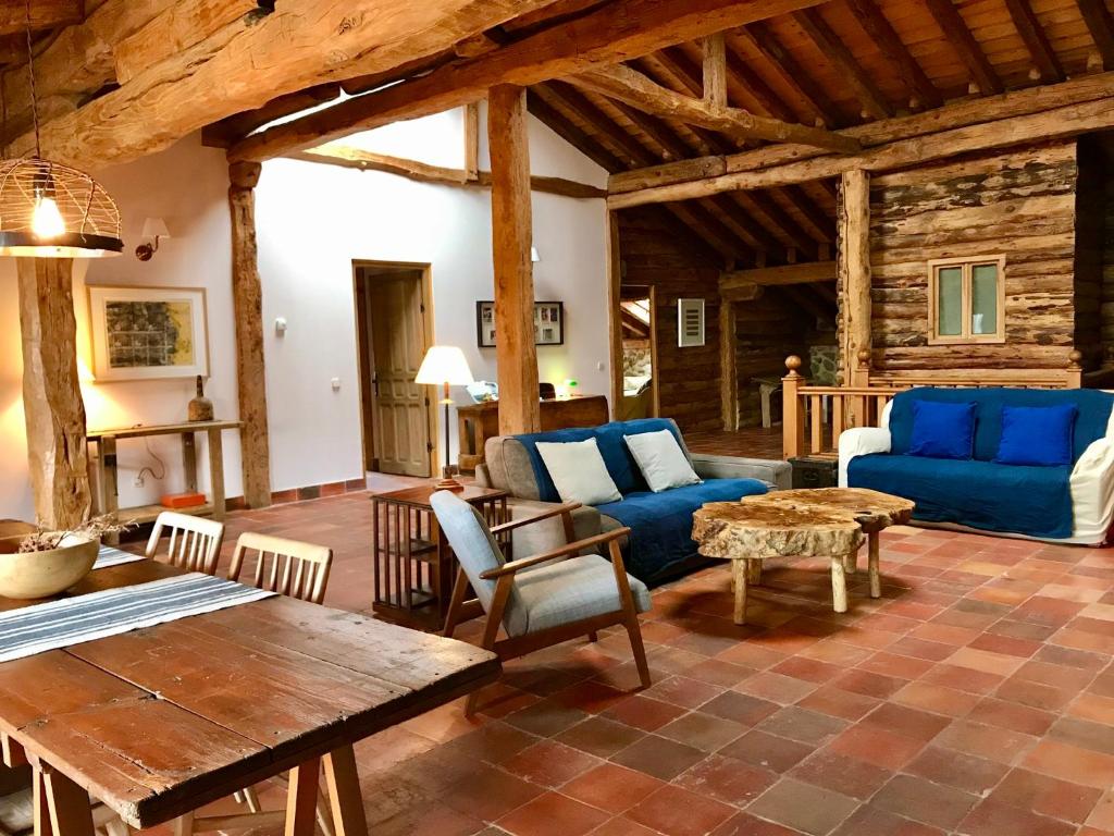 salon z niebieską kanapą i stołem w obiekcie Casona de Saltus, espectacular casona en Sotosalbos,10min de Segovia w mieście Sotosalbos
