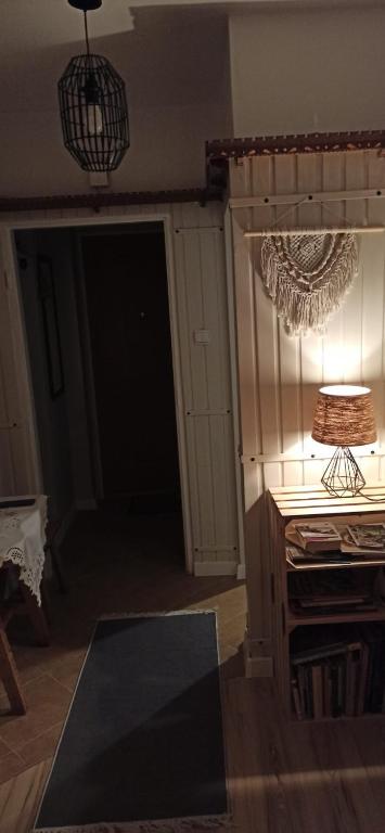 Kuchyňa alebo kuchynka v ubytovaní Retrospekcja - Apartament w centrum