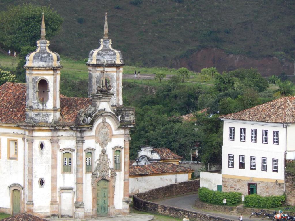 歐魯普雷圖的住宿－Pouso dos Sinos，一座拥有两座塔楼和一座教堂的古老建筑