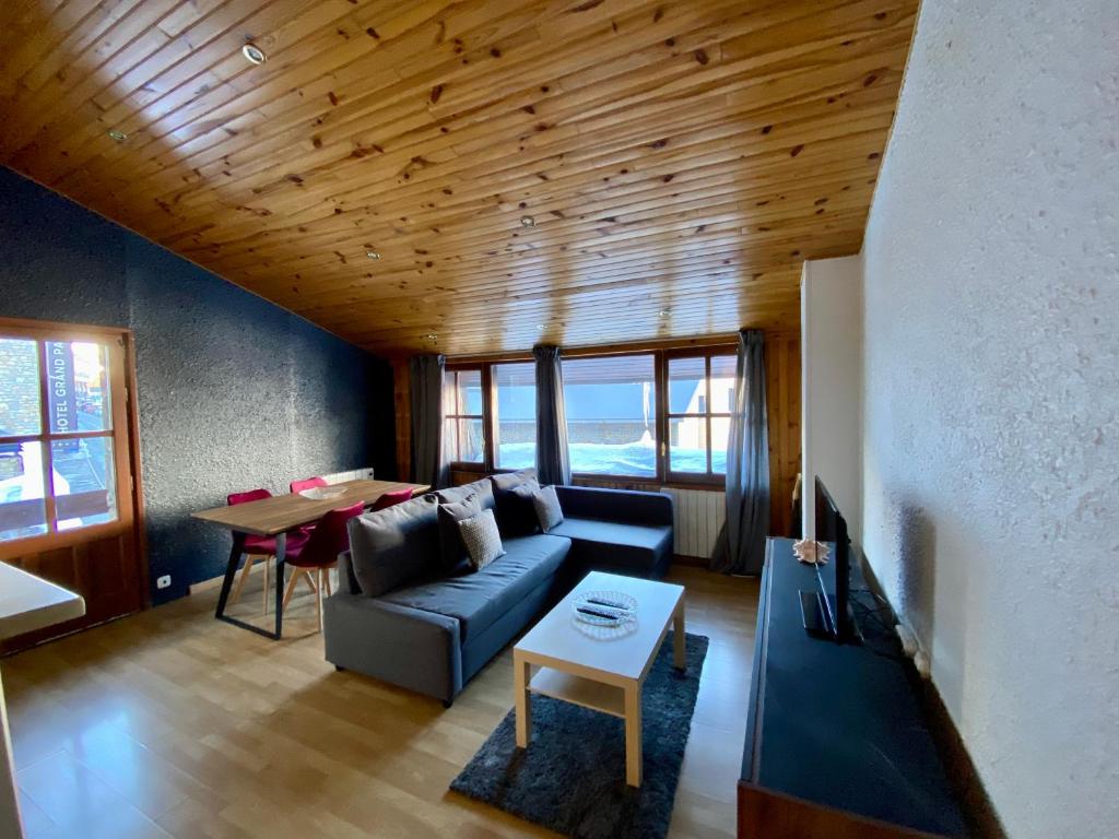 - un salon avec un canapé bleu et une table dans l'établissement Prober-Mundial, au Pas de la Case