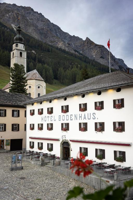 Nespecifikovaný výhled na hory nebo výhled na hory při pohledu z hotelu