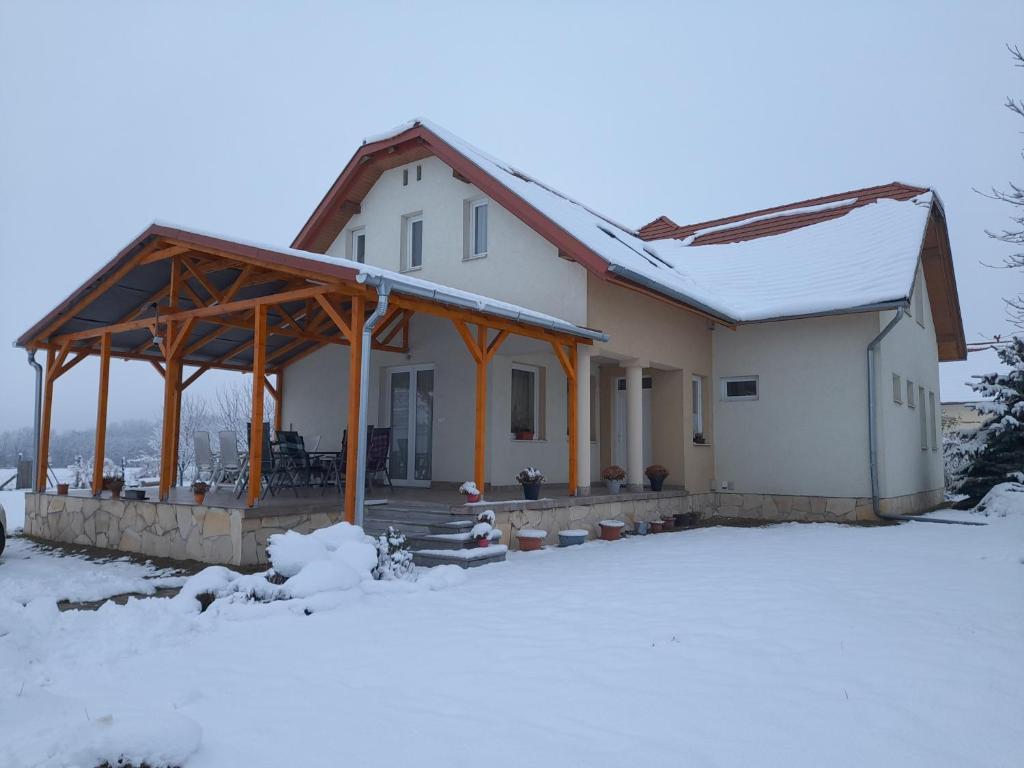 Anna Vendégház Szeleste during the winter