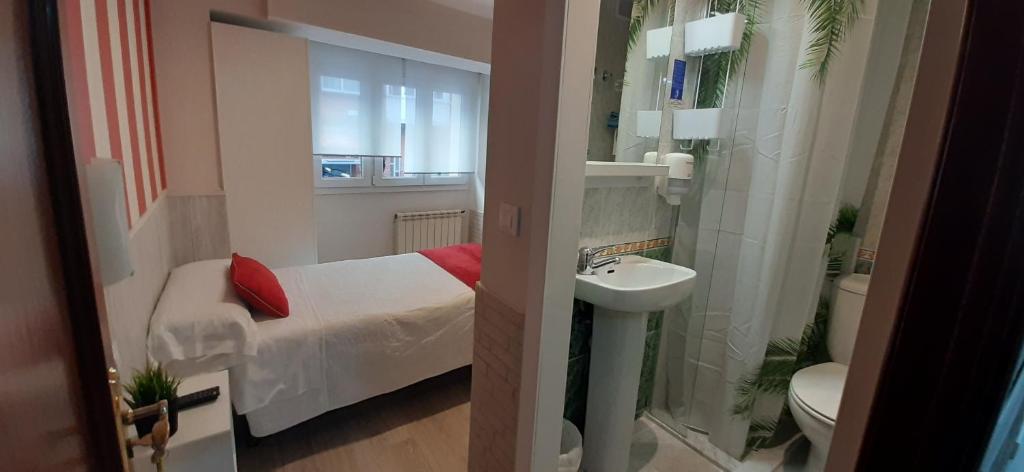 A bathroom at Hostal Verdemar