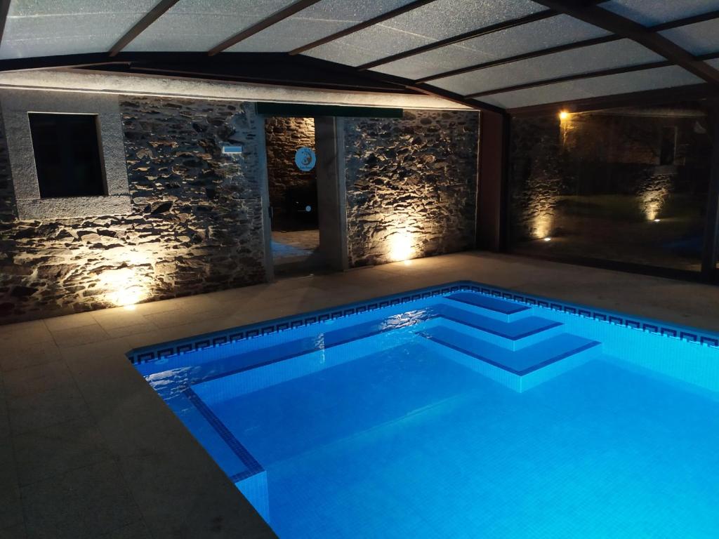 una piscina con luces en una casa en Casa Bama, en Bama