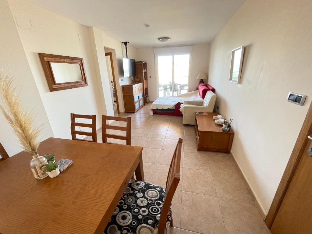 um quarto com uma mesa de jantar e uma sala de estar em La Manga Dos Mares em La Manga del Mar Menor