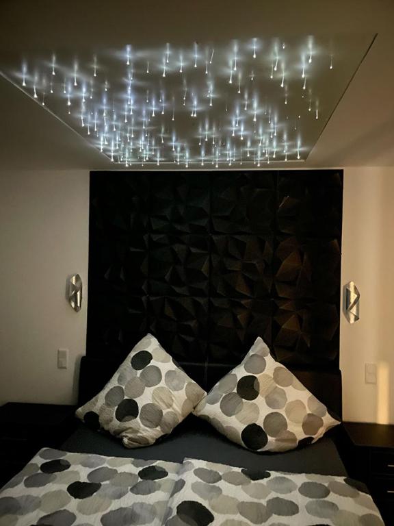 Postel nebo postele na pokoji v ubytování My Home Deluxe Ferienwohnung Sauna