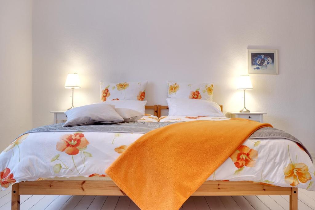 um quarto com uma cama com um cobertor em Ferienwohnung Heimaterde em Mülheim an der Ruhr