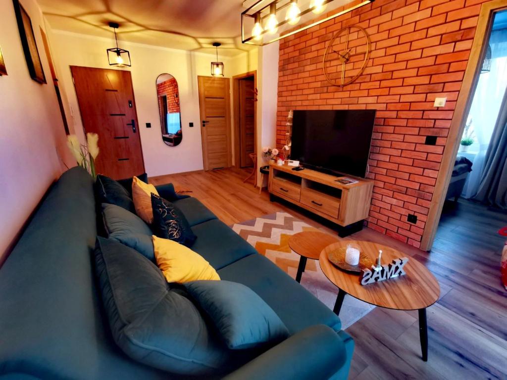 Televízia a/alebo spoločenská miestnosť v ubytovaní APARTAMENT NA WZGÓRZU