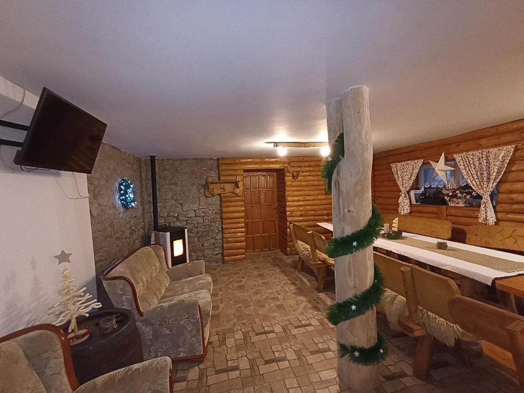 Ein Zimmer mit einem Wohnzimmer mit einem TV und einem Wohnzimmer. in der Unterkunft U Eli I Tomka in Kreisau