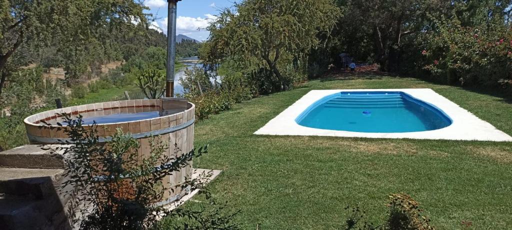 una pequeña piscina en el patio de una casa en Cabaña del Rio, en Peralillo