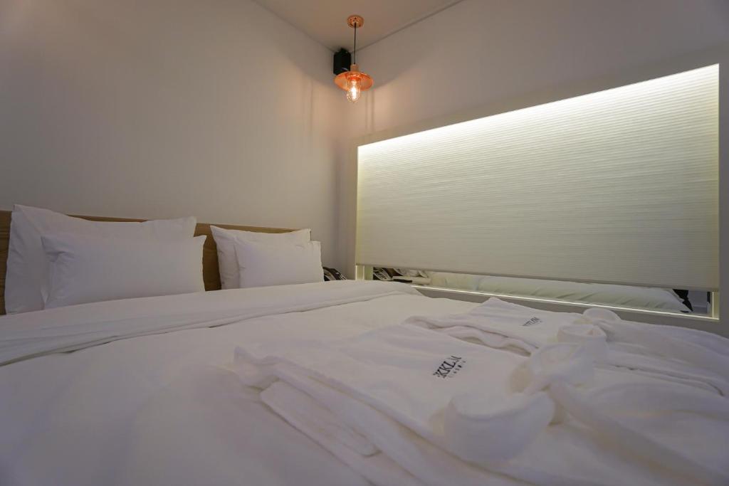 Postel nebo postele na pokoji v ubytování EKklim Classic Hotel