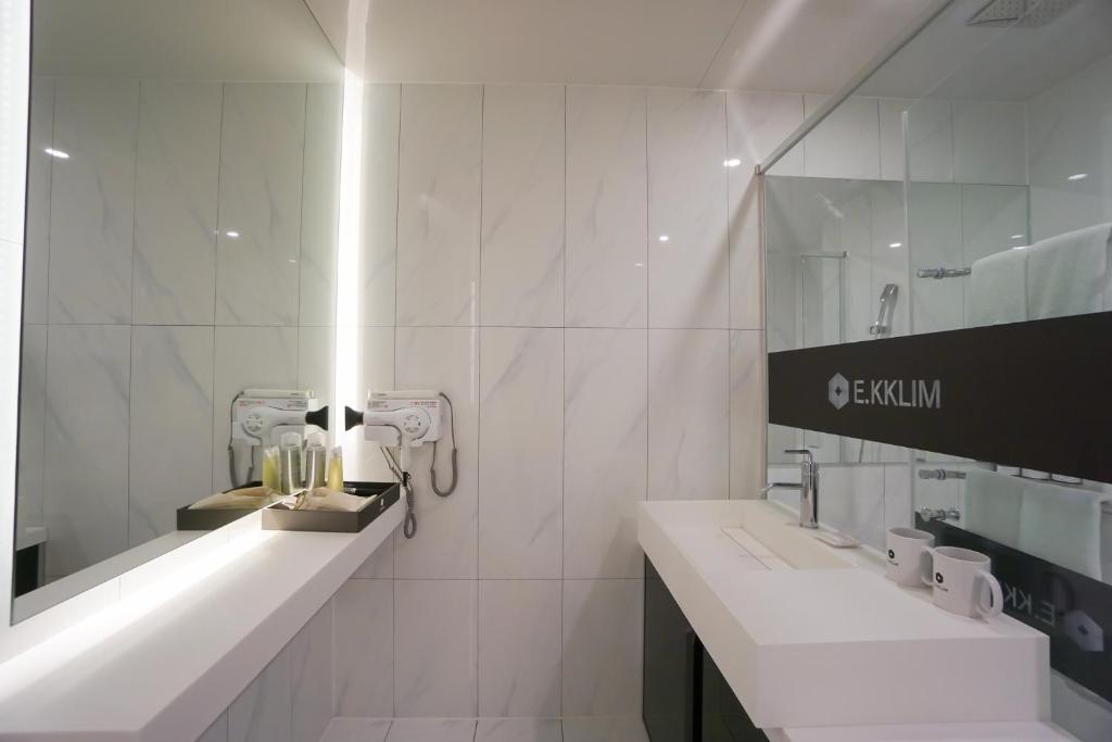 Koupelna v ubytování EKklim Classic Hotel