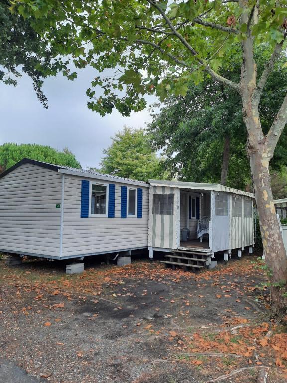 Deux mobile homes garés à côté d'un arbre dans l'établissement Cordon LMP, à Gastes