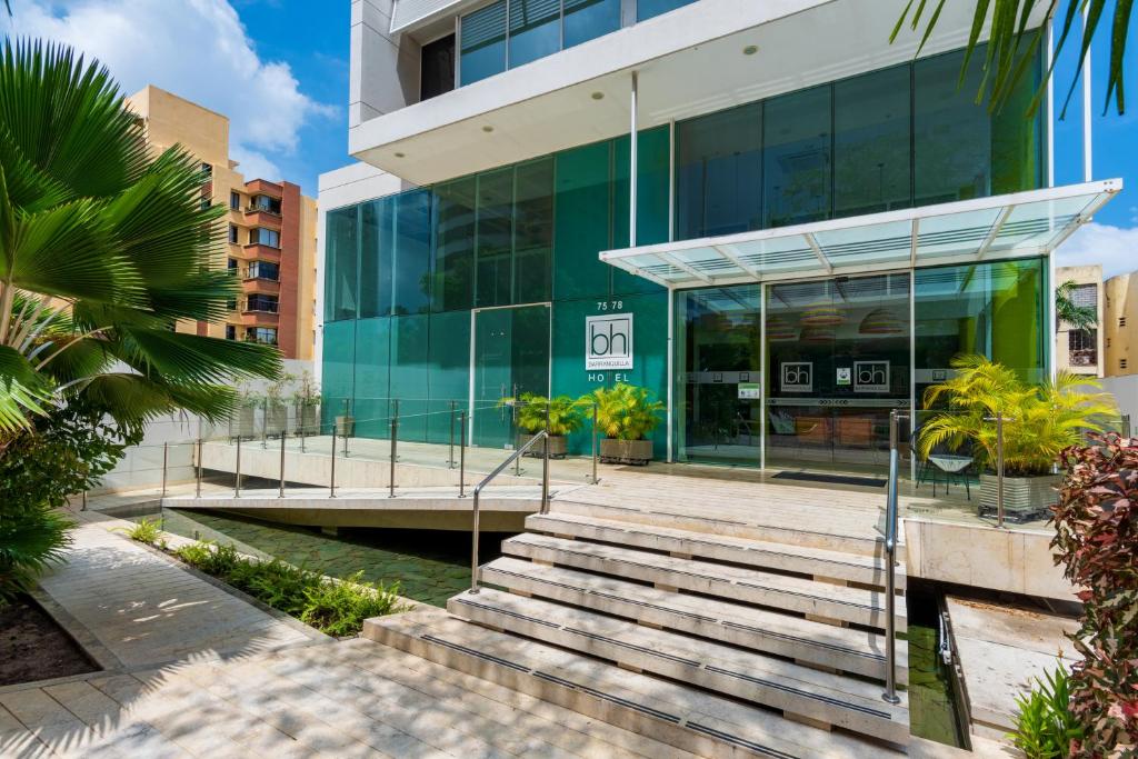 un edificio de cristal con escaleras delante en bh Barranquilla, en Barranquilla