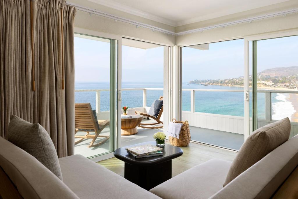- un salon avec vue sur l'océan dans l'établissement Pacific Edge Oceanfront Hotel, à Laguna Beach