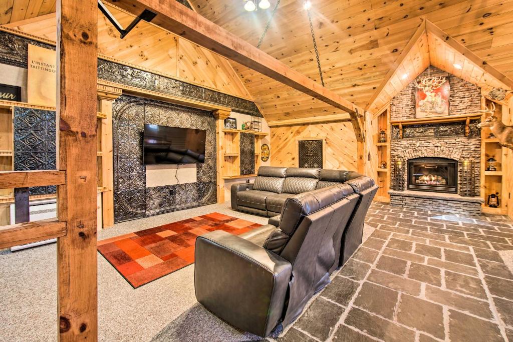 ein Wohnzimmer mit einem Sofa und einem Kamin in der Unterkunft Timberland Estates Cabin Close to Trails! in Reedsville