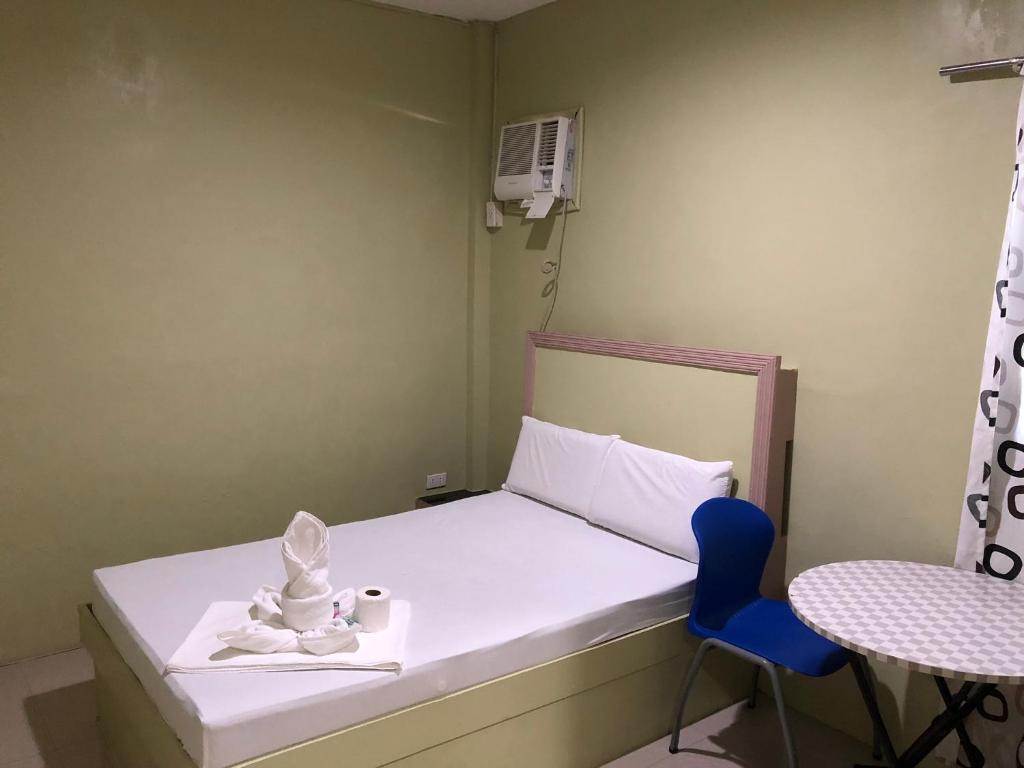 Postel nebo postele na pokoji v ubytování Jared Suites