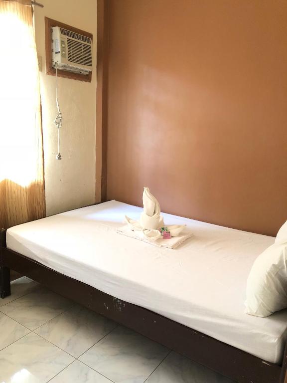 Postel nebo postele na pokoji v ubytování Jared Suites