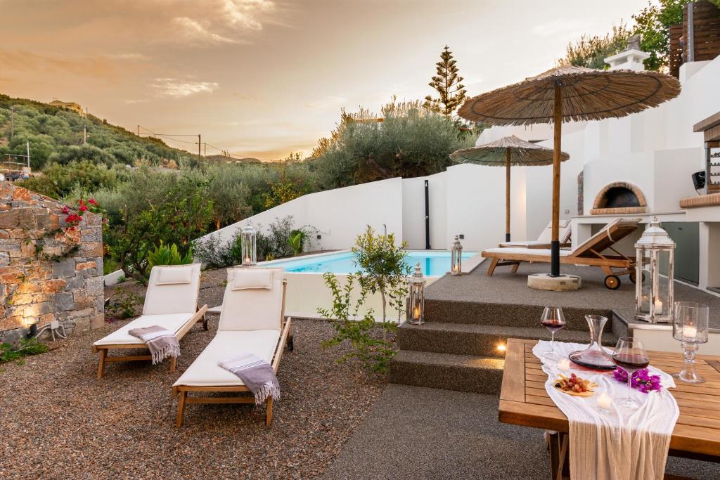Bazén v ubytovaní Pakio Luxury Villa : Private Cretan Holidays alebo v jeho blízkosti