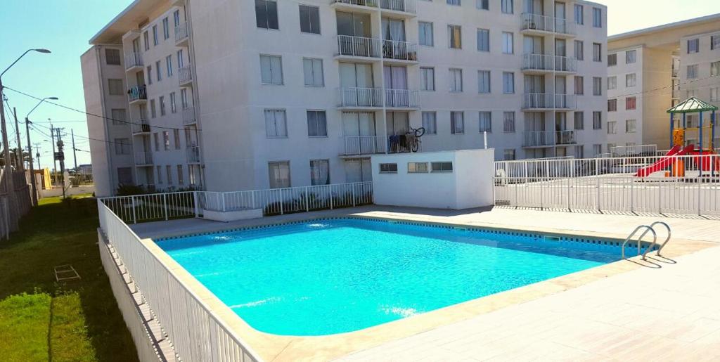 ein Schwimmbad vor einem Gebäude in der Unterkunft Departamento Marina la Serena in La Serena