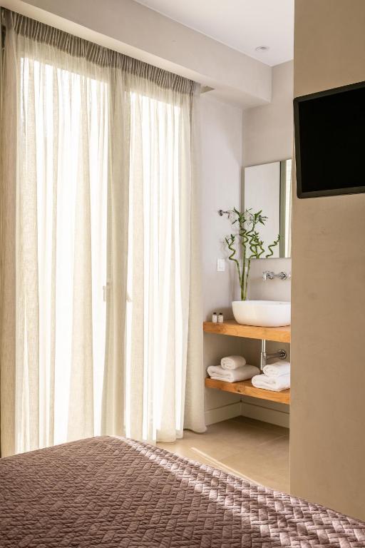 Televízia a/alebo spoločenská miestnosť v ubytovaní Pakio Luxury Villa : Private Cretan Holidays