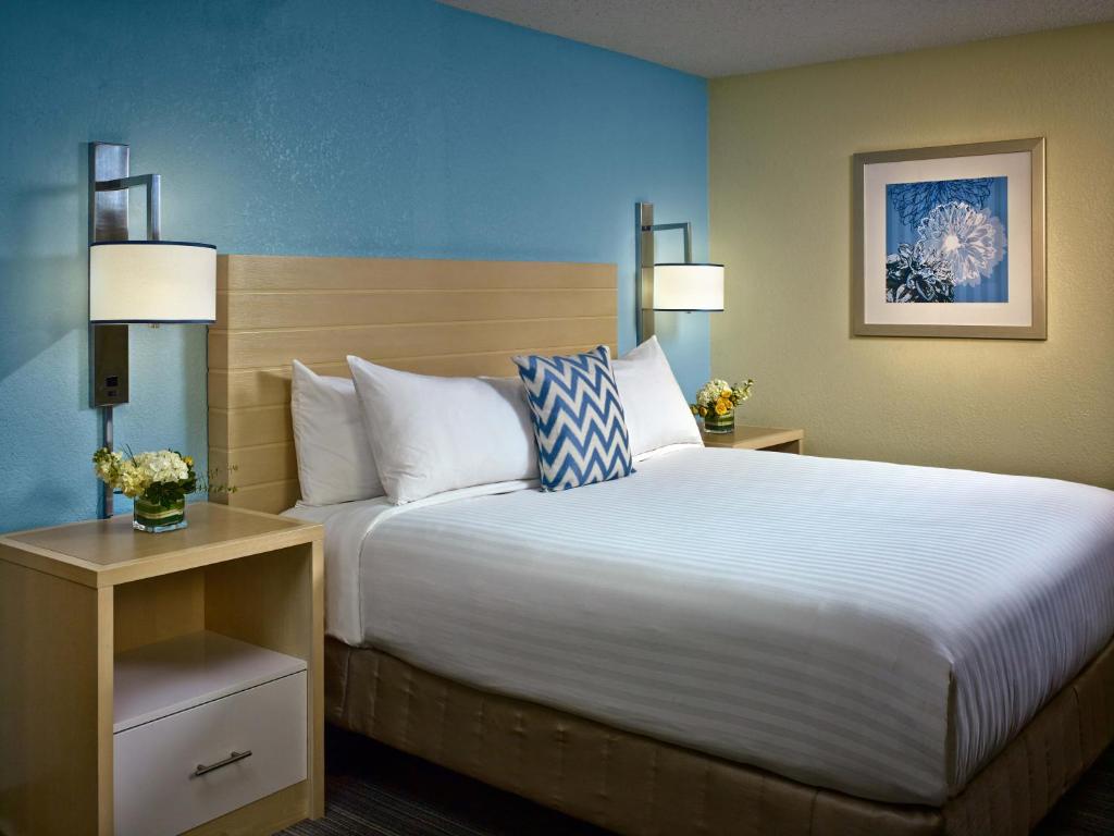 Кровать или кровати в номере Sonesta ES Suites St. Louis - Chesterfield