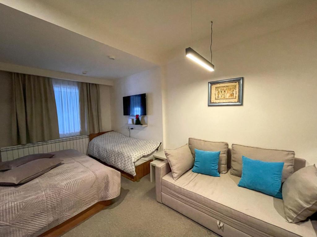 Ένα ή περισσότερα κρεβάτια σε δωμάτιο στο Kopaonik Centar Konaci