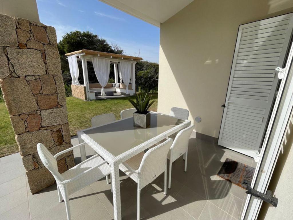 uma mesa branca e cadeiras num pátio em Villa Stella Marina em Valledoria