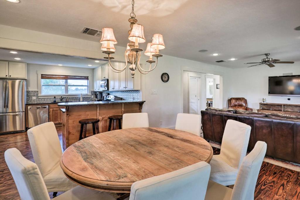 cocina y comedor con mesa de madera y sillas en Secluded Texas Farmhouse 12 Mi to La Grange!, en Weimar