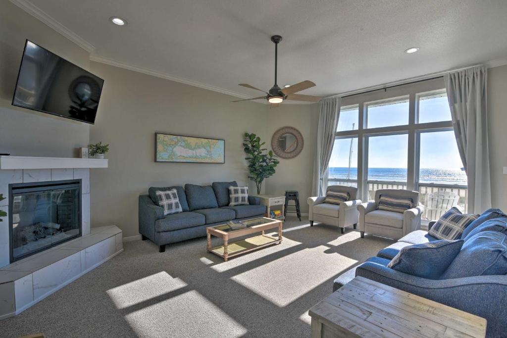 Una sala de estar con sofás, televisión y chimenea. en West Galveston Home about Steps from Terramar Beach!, en Galveston