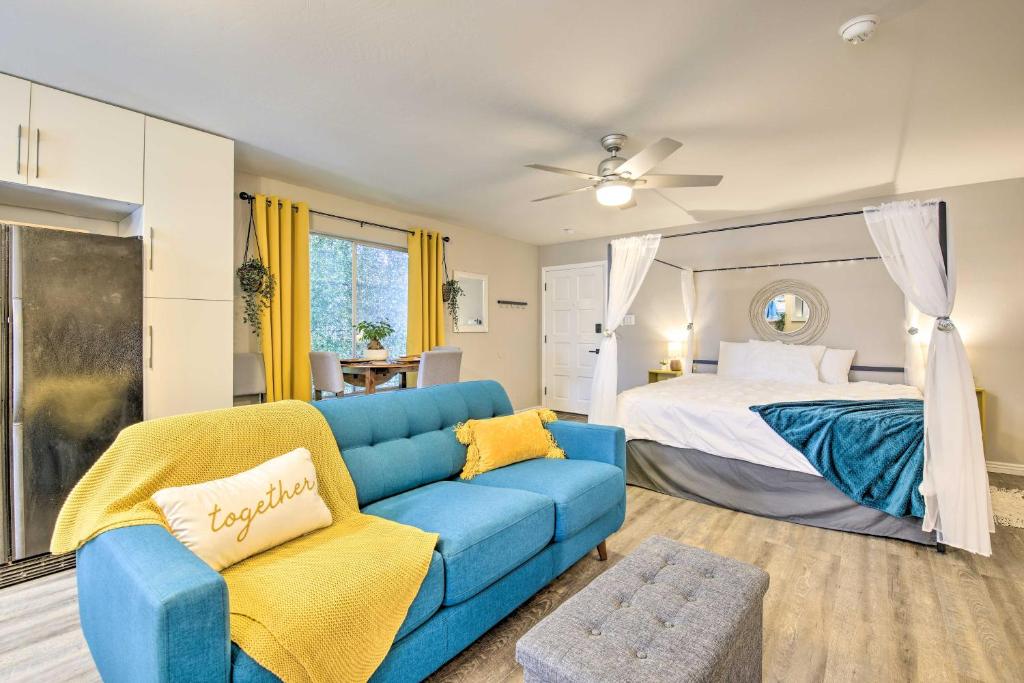 Postel nebo postele na pokoji v ubytování 2 Mi to ASU Studio with Private Hot Tub in Tempe