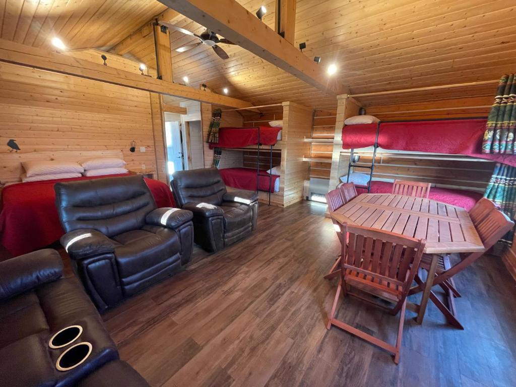 ein Wohnzimmer mit einem Sofa, einem Tisch und Stühlen in der Unterkunft Alaskan Suites in Homer