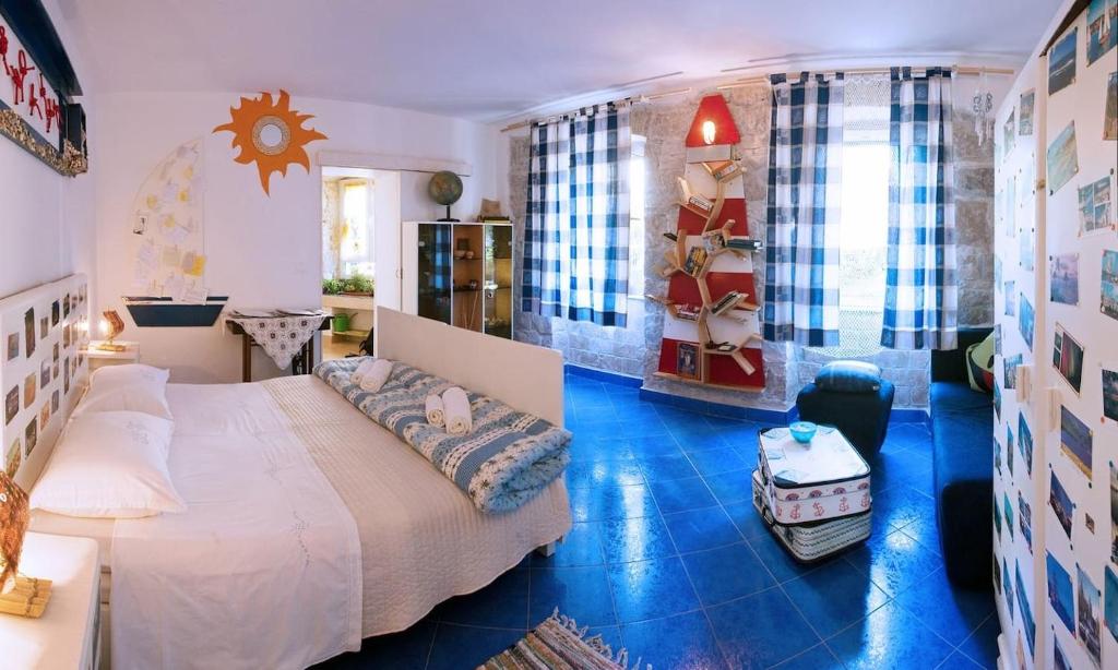 een slaapkamer met een bed en een blauwe vloer bij Apartment Happy- in the center in Split