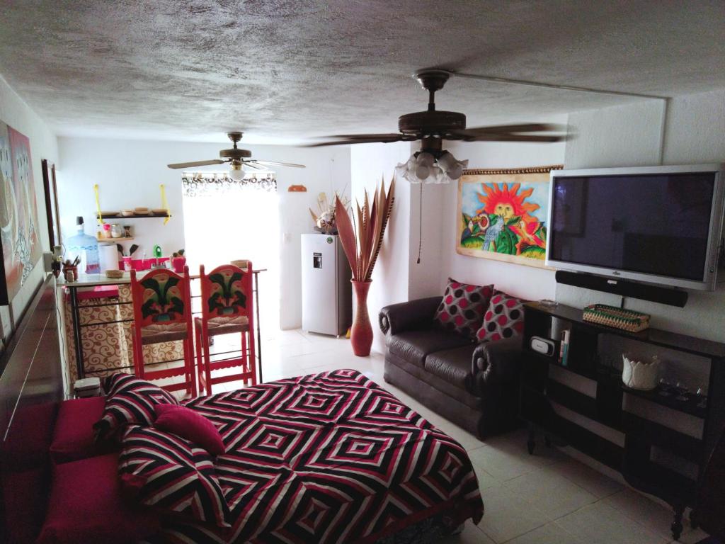 sala de estar con sofá y TV de pantalla plana en ¡Confortable y Privado! - Ubicado en Av. principal en Guadalajara