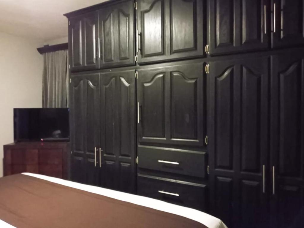 TV a/nebo společenská místnost v ubytování Hotel Suites La Fortuna