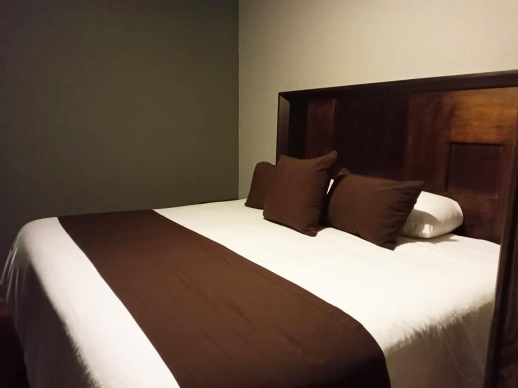 Postel nebo postele na pokoji v ubytování Hotel Suites La Fortuna