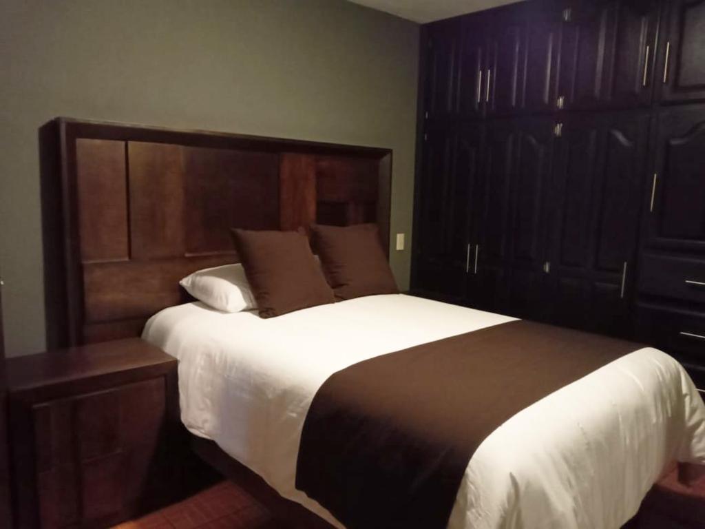 Postel nebo postele na pokoji v ubytování Hotel Suites La Fortuna