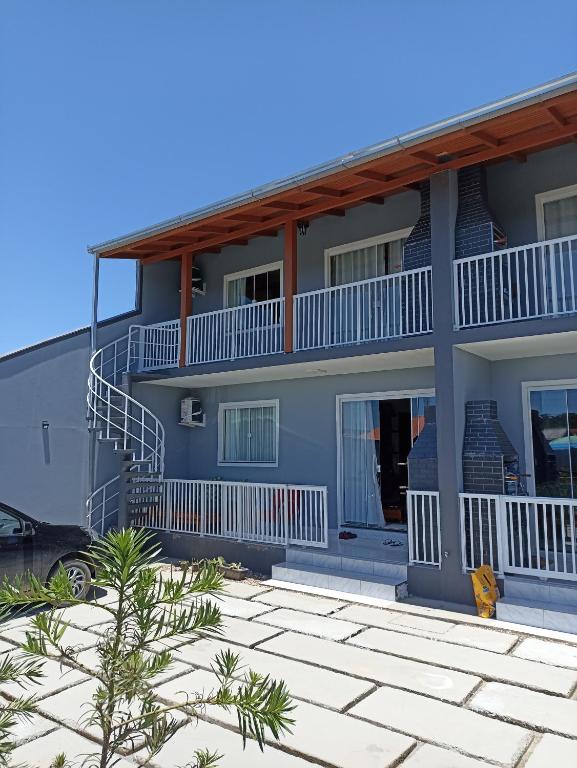 una casa blu con balcone e cortile di Sevenresidence a Barra Velha
