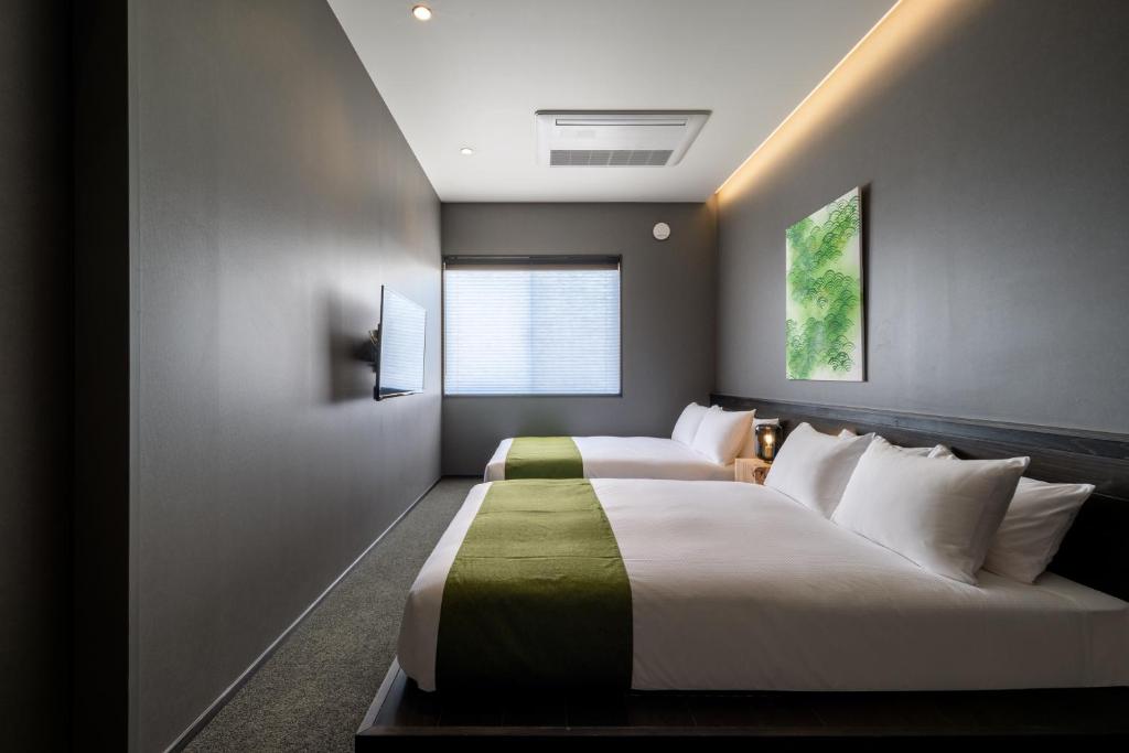 Postel nebo postele na pokoji v ubytování THE MACHIYA HOTEL TAKAYAMA
