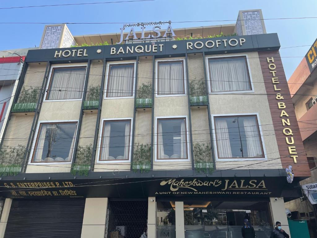 un edificio de hotel con un cartel en la parte delantera en Maheshwari jalsa, en Kota