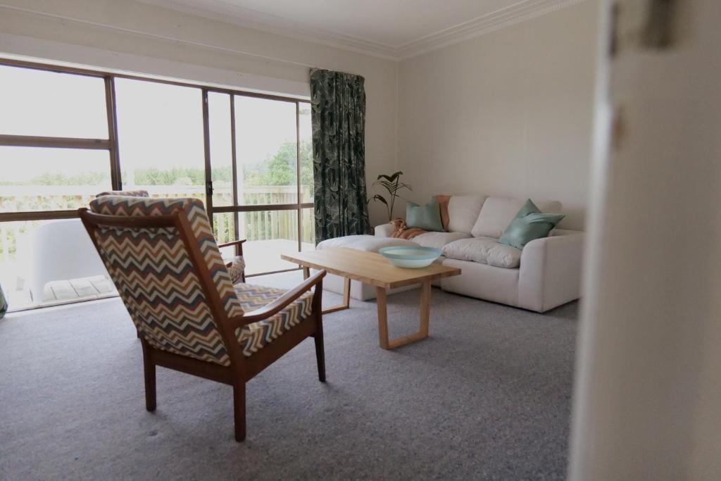 Posezení v ubytování Muriwai Lodge