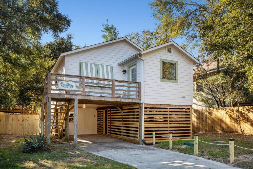 une maison avec une terrasse et un garage dans l'établissement It's Britney, Beach, à Kill Devil Hills