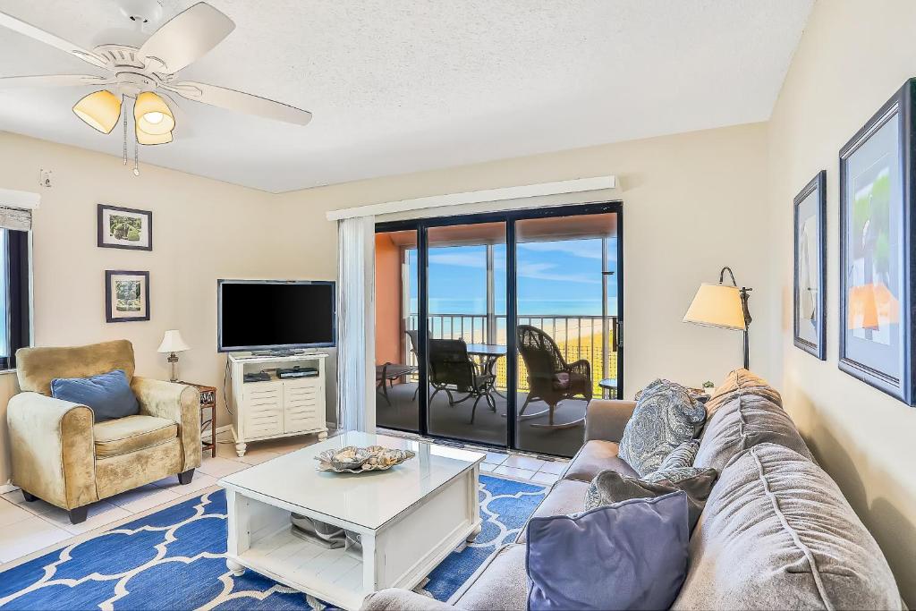 清水海灘的住宿－The Pelican's Brief，带沙发、桌子和电视的客厅