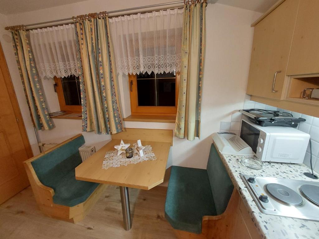 Kuchyň nebo kuchyňský kout v ubytování Haus Rosa