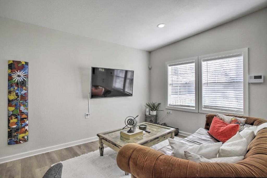 TV a/nebo společenská místnost v ubytování Pet-Friendly Cottage, 3 Blocks to Main St!