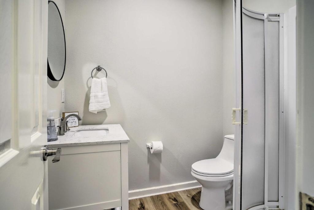 Koupelna v ubytování Pet-Friendly Cottage, 3 Blocks to Main St!