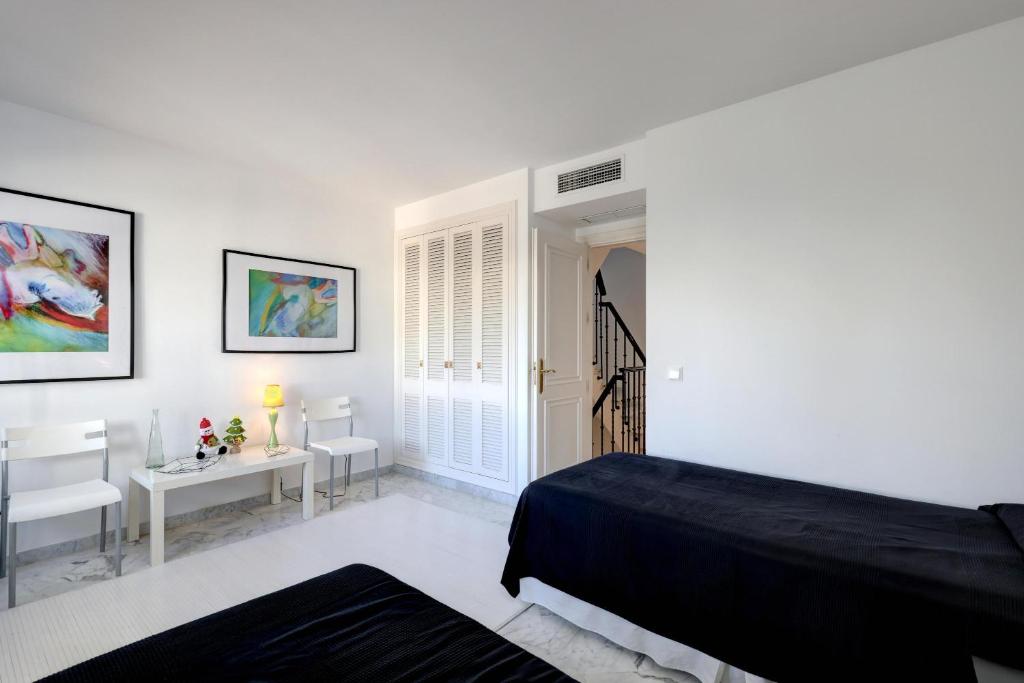 Postel nebo postele na pokoji v ubytování Frontline paradise townhouse