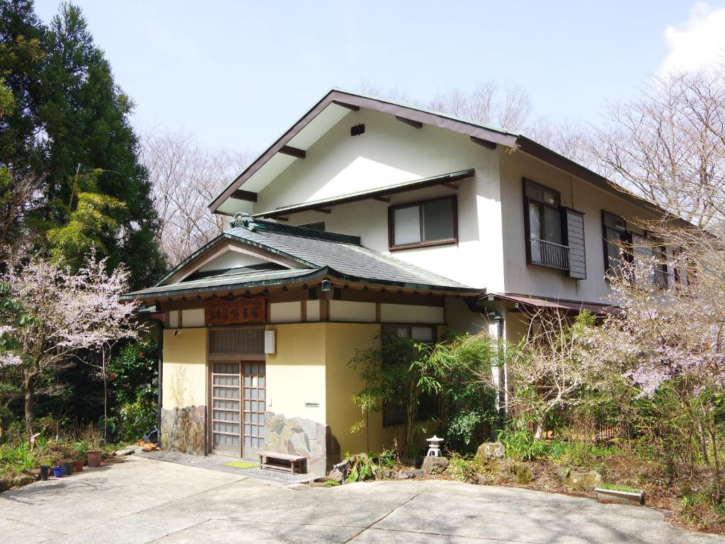 Uma casa japonesa com um cartaz. em YUPOPPO Hakone em Hakone