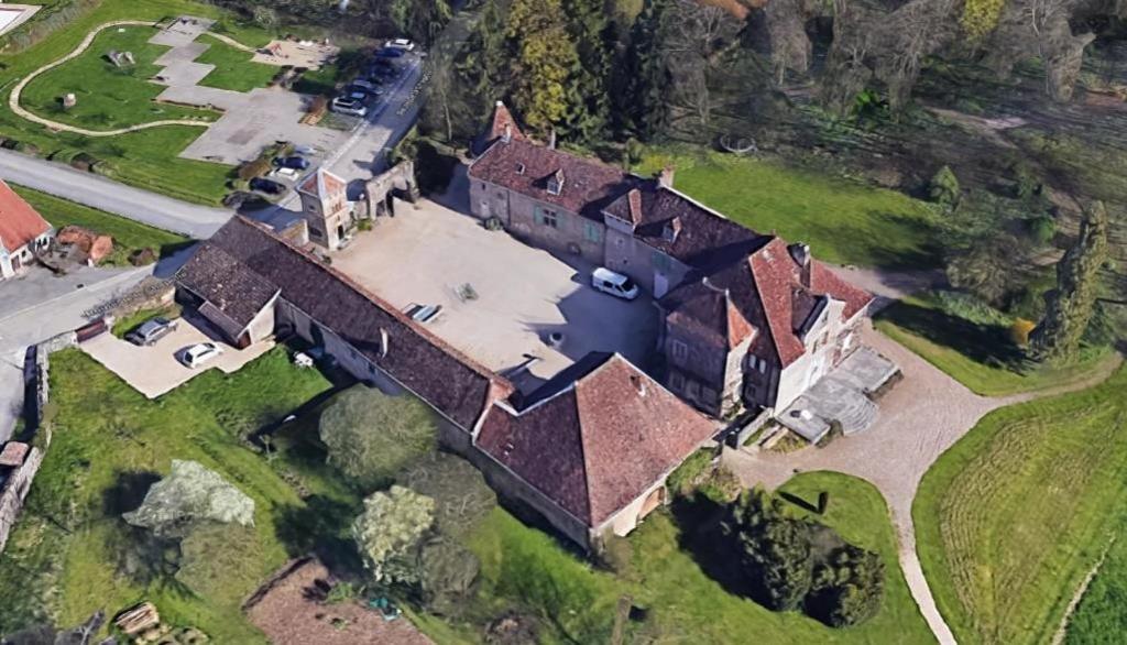 an aerial view of a large house with a yard at au château in Miserey-Salines